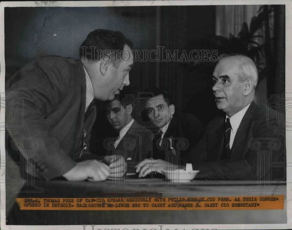 1942 Press Photo J. Thomas of UAW Speaks with CIO Pres. Philip Murray in Detroit - Historic Images