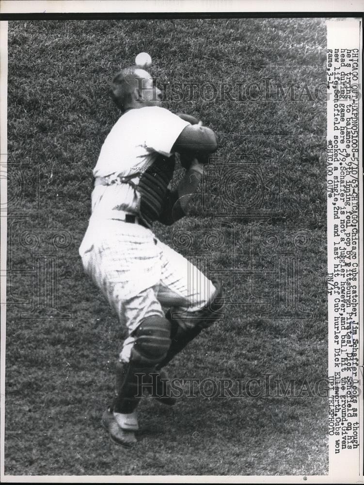 1963 Press Photo Catcher Jim Schaffer tries to catch foul pop - Historic Images