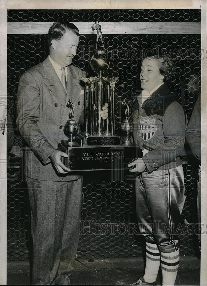 1937 Press Photo Cleveland Girls Softball Team Retain Championship - Historic Images