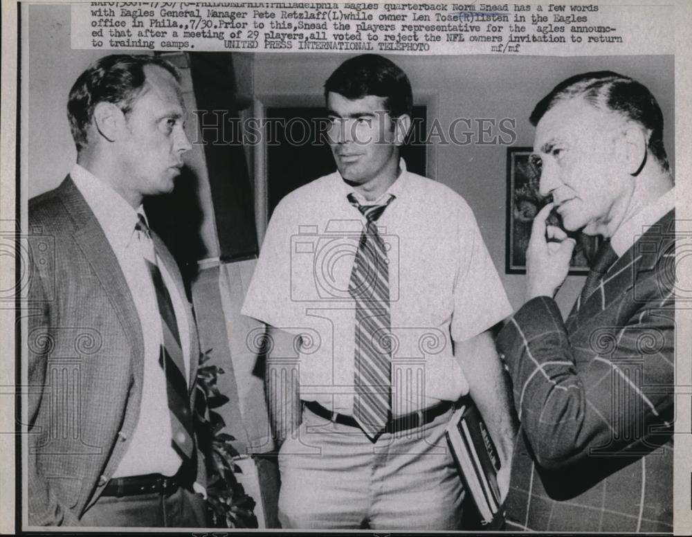 1970 Press Photo Philadelphia Eagles Quarterback Norm Snead with Eagles Gen. Mgr - Historic Images