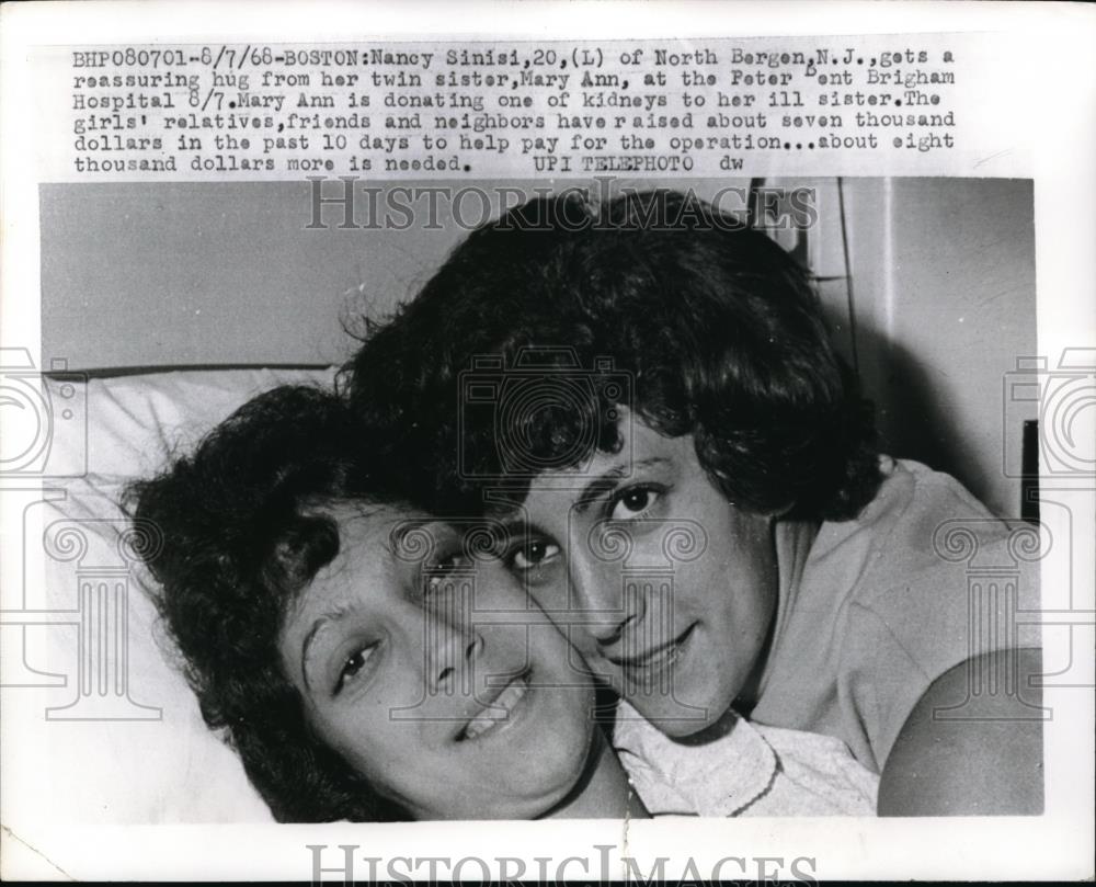 1968 Press Photo Nancy Sinisi hug by her twin sister donated one of her Kidney. - Historic Images