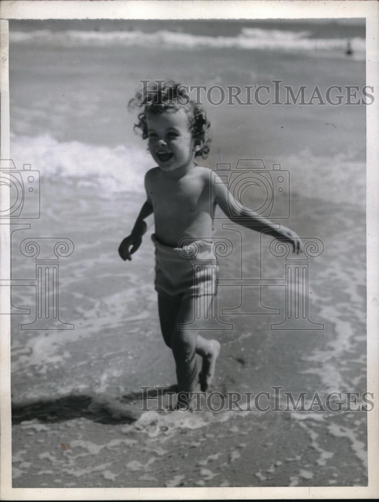 1945 Press Photo Patricia Millspaugh Playing in the Sand &amp; Sunshine - Historic Images