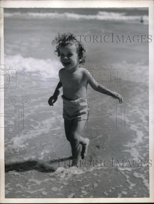 1945 Press Photo Patricia Millspaugh Playing in the Sand & Sunshine - Historic Images