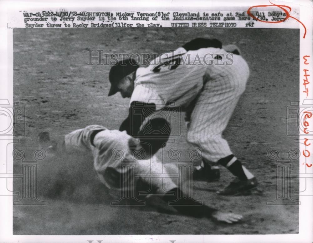 1958 Press Photo Mickey Vernon Cleveland Indians Jerry Snyder, Rockey Bridges - Historic Images