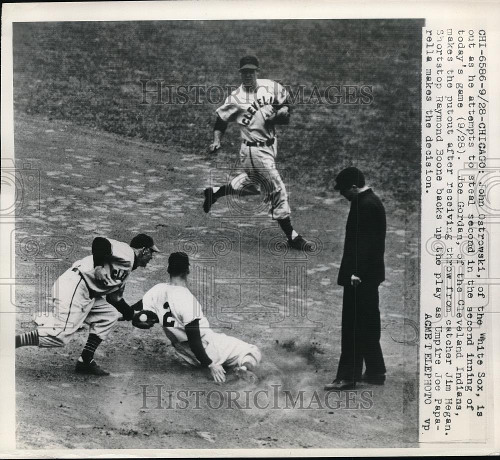 1949 Press Photo John Ostrowski out at 2nd, Joe Gordan makes the putout - Historic Images