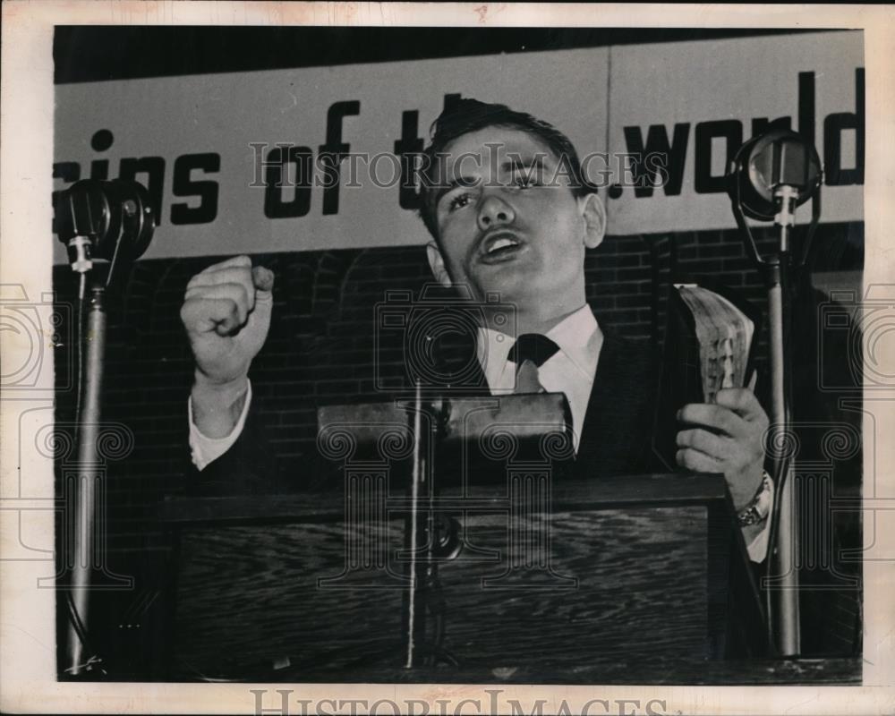 1949 Press Photo Man Speaks at Podium - Historic Images