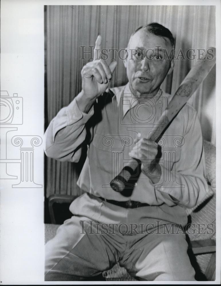 1962 Press Photo Eddie Roush with Baseball Bat - Historic Images