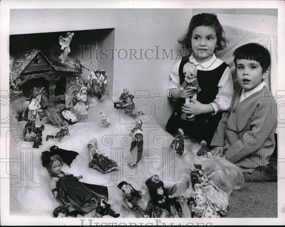 Press Photo Mary Kay Quickn &amp; Danny Hemler Playing With Dolls - Historic Images
