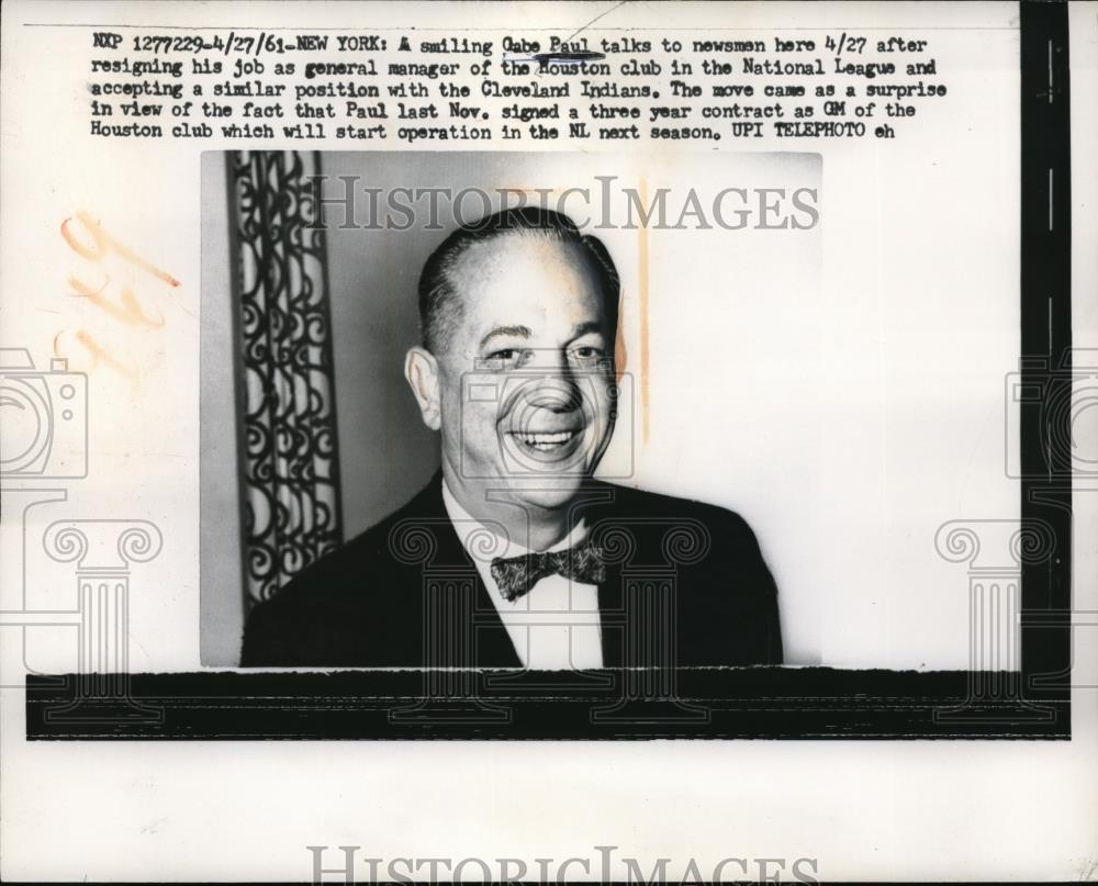 1961 Press Photo Gabe Paul General Manager Cleveland Indians Talking To Reporter - Historic Images