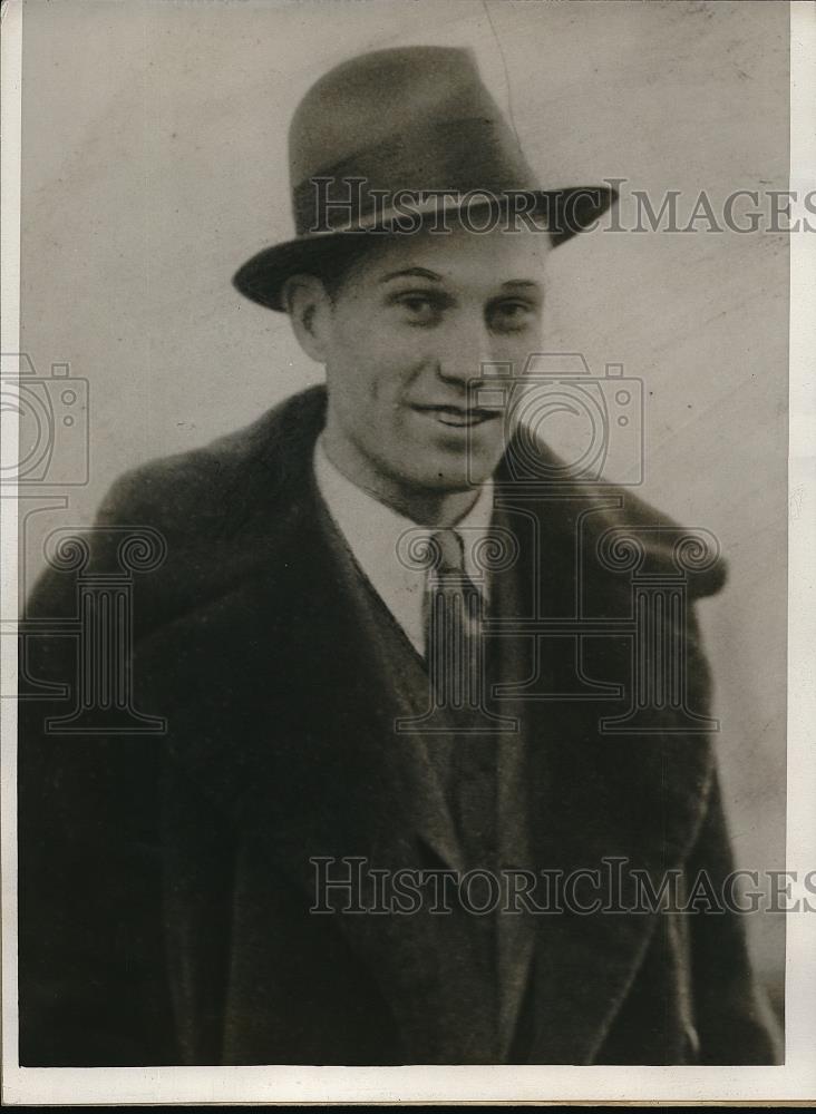 1933 Press Photo C.E. Condett of Ill. bid to high and chased away from the scene - Historic Images