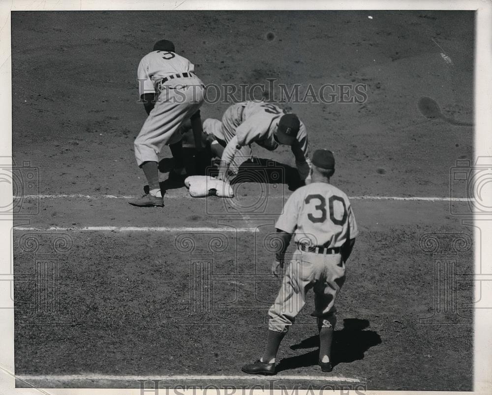 1946 Press Photo Brooklyn Dodgers Edward Stevens Safe at 1st - Historic Images