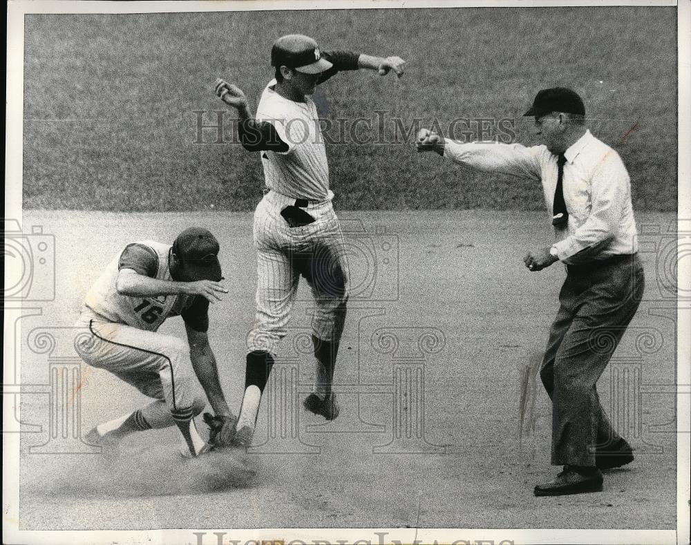 1969 Press Photo Yankee Gene Michael out at 2nd vs Indian Larry Brown - Historic Images