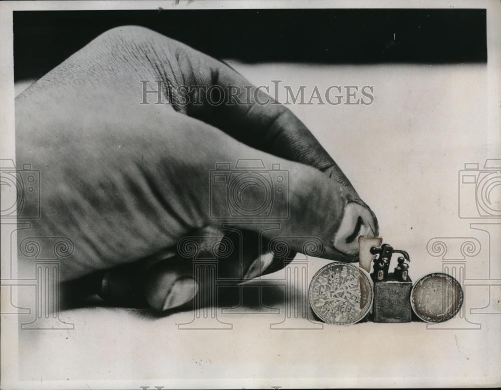 1934 Press Photo Alfred Hinch Holding Radio Receiving Set Smallest In The World - Historic Images