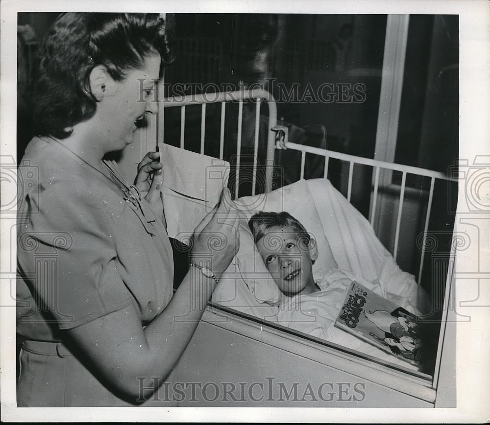 1945 Press Photo Joseph Sikora Jr. wotj his mother Mrs. Helen Sikora - Historic Images