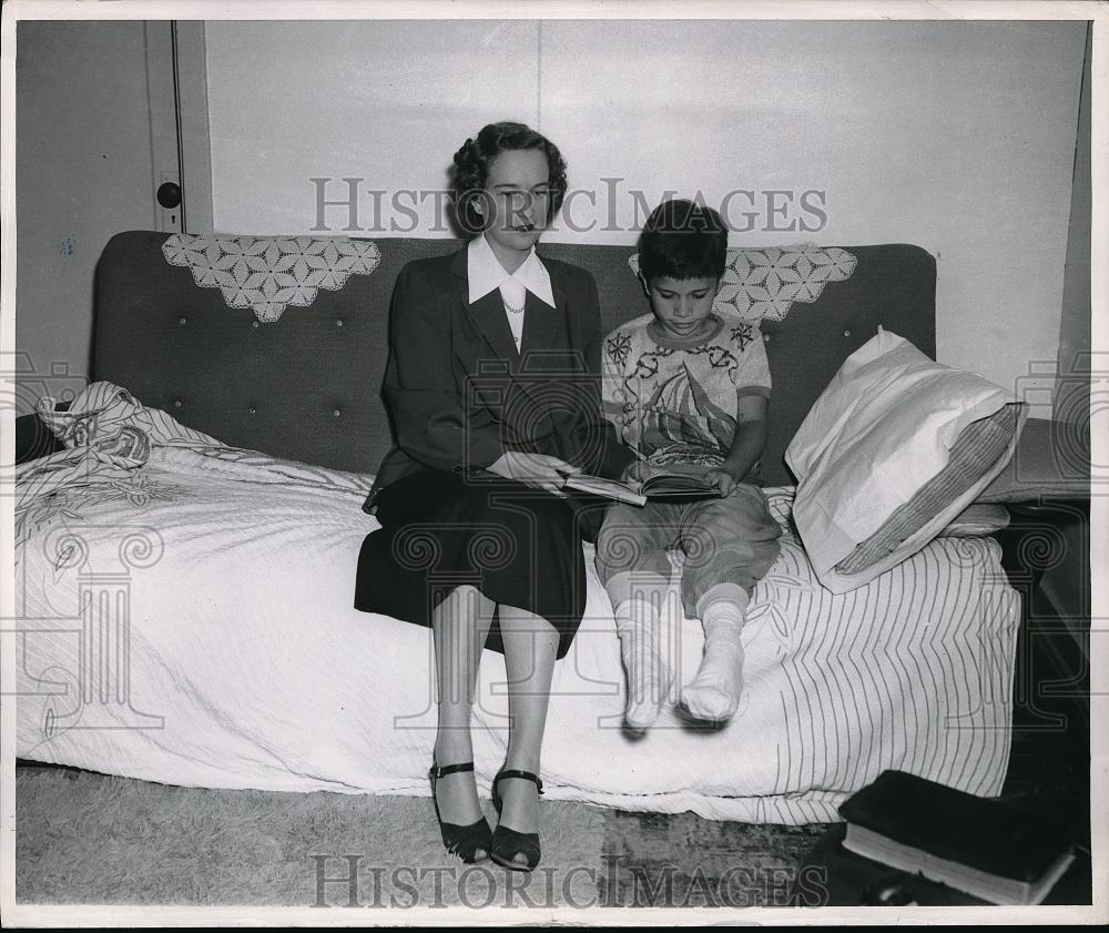 1950 Press Photo Mrs Pauline Walker, Yama, Az teacher &amp; Tommy Hazen - Historic Images