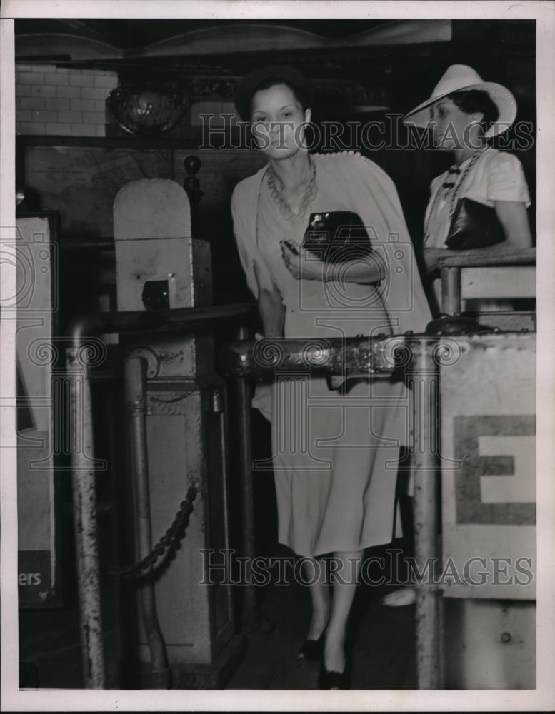 1938 Press Photo Willianna Hammond going through the subway turnstiles &amp; Bessie - Historic Images