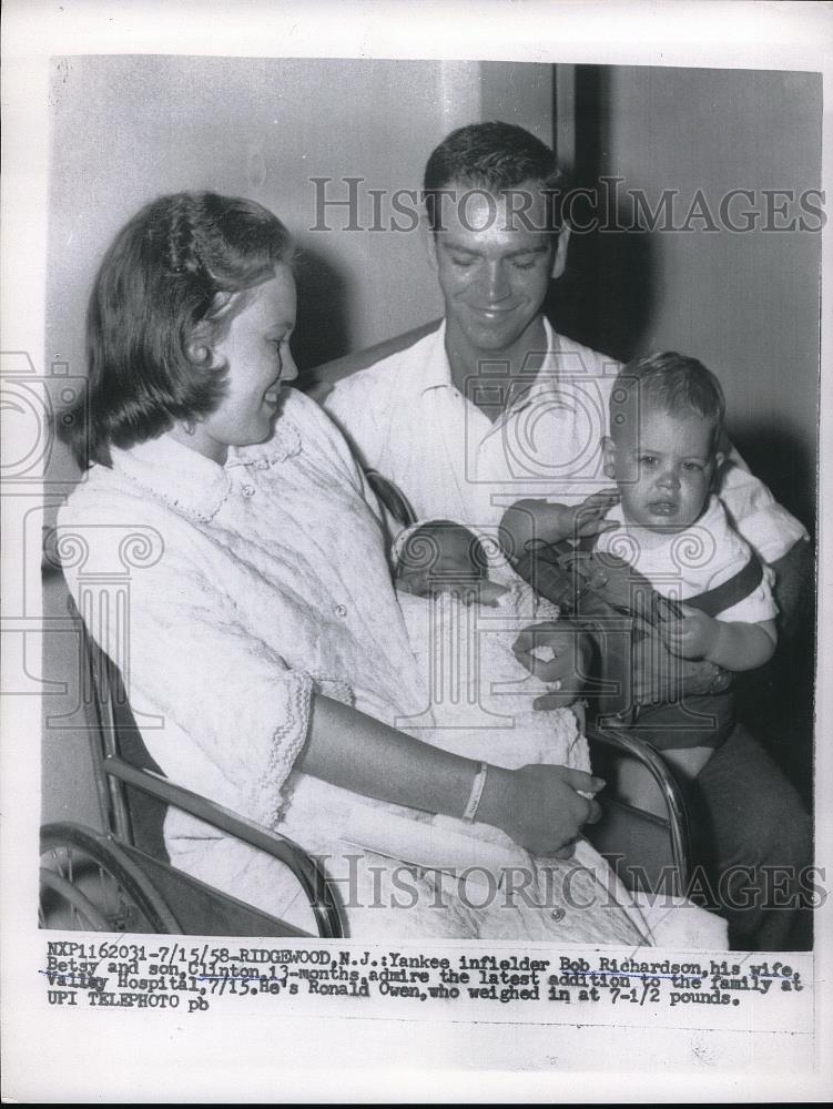 1958 Press Photo Bob Richardson, wife, Betsy, son Clinton, newborn Ronald Owen - Historic Images