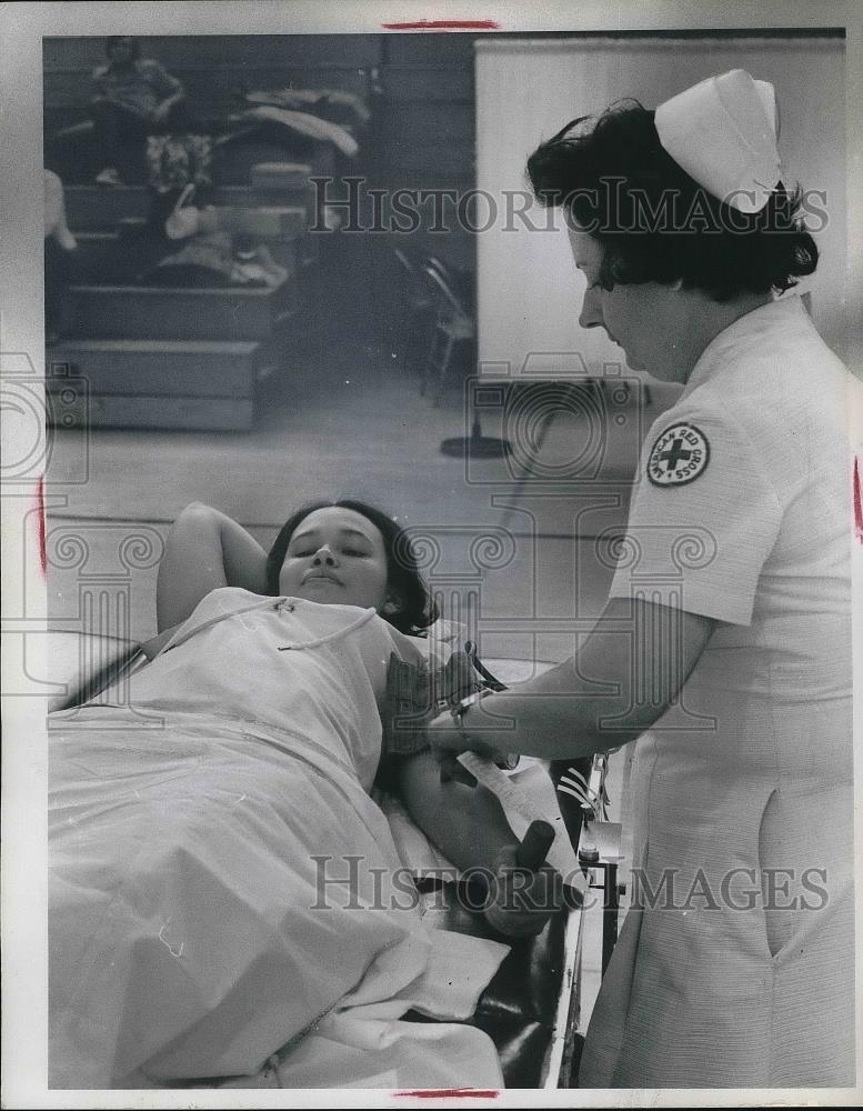1968 Press Photo Margaret Rosales and Nurse Mary Clark - Historic Images
