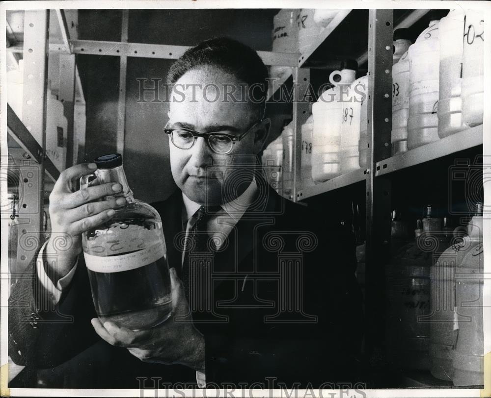 1970 Press Photo Professor Joel Gat Looks at Sample At Weitzmann Institute - Historic Images