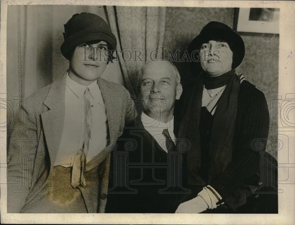 1925 Press Photo Captain Richmond Pearson Hobson Naval Hero Of War With Family - Historic Images