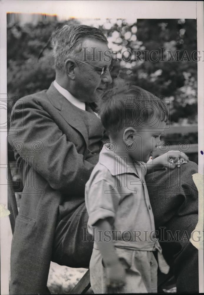 1936 Press Photo Gov. Alf M. Landon of Kansas with his son John Cobb Landon - Historic Images