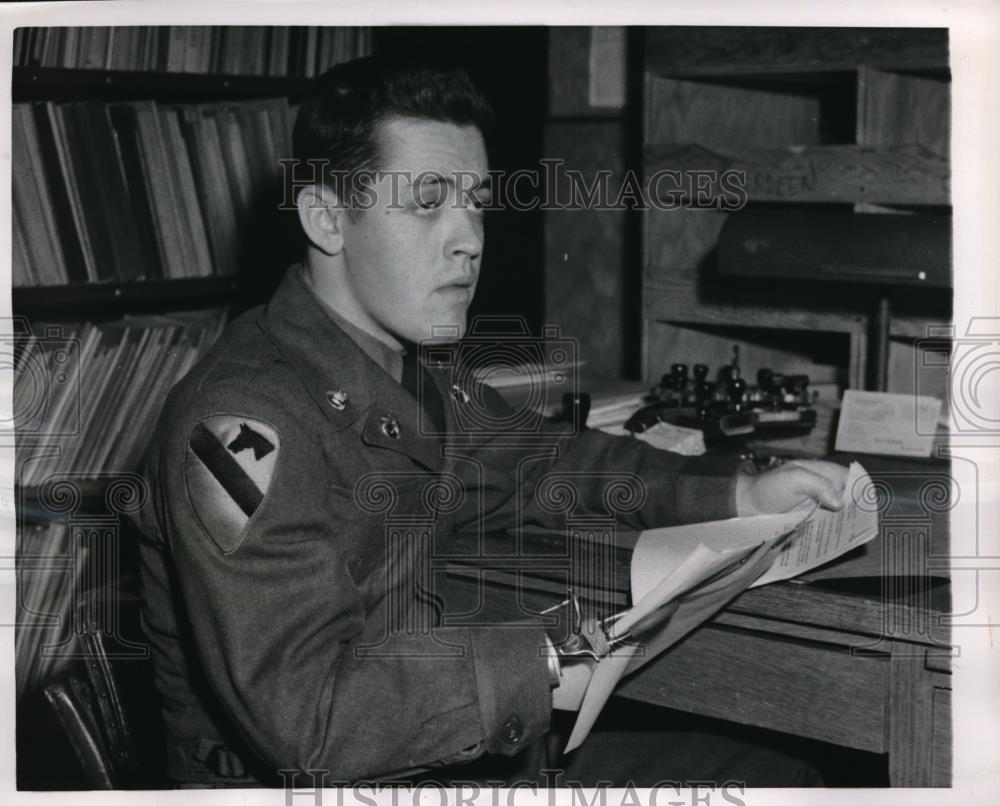 1951 Press Photo Pvt. George T. Smith Working Job At Message Center In Maryland - Historic Images