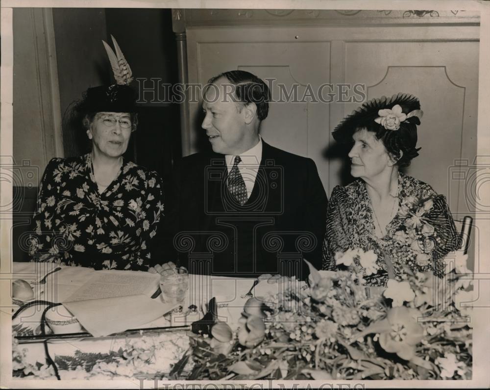 1940 Press Photo Robert A. Taft Senator, Mrs. William Henry Hays, Mrs. Isabel - Historic Images