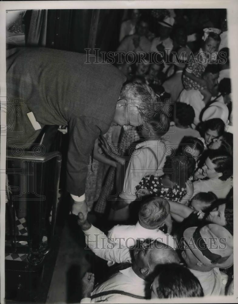 1936 Press Photo Governor Alfred Landon With Admirers in Abilene Kansas - Historic Images