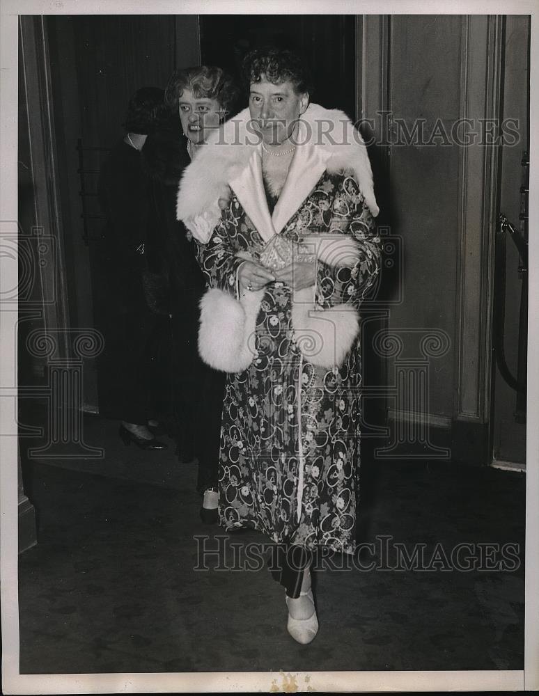 1934 Press Photo Theodora Dehon and Mary Hoffman Arrive at Plymouth Theatre N.Y. - Historic Images