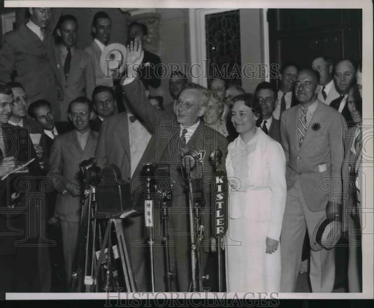 1936 Press Photo Governor & Mrs. Alf Landon Talks to Reporters Pres. Nomination - Historic Images