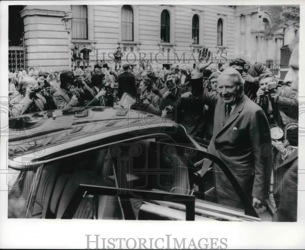 1972 Press Photo British Prime Minister Edward Heath Waves to London Crowd - Historic Images