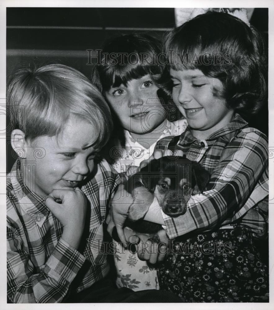 1970 Press Photo Bill, Donna,Cindy Howard &amp; new puppy &quot;Ragsy&quot; - Historic Images