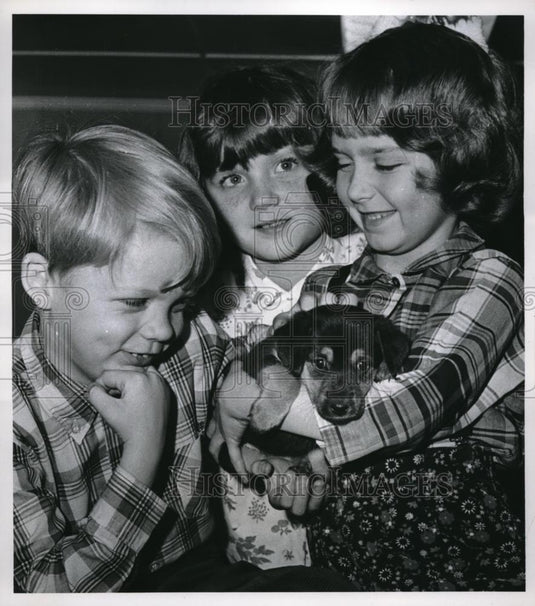 1970 Press Photo Bill, Donna,Cindy Howard & new puppy "Ragsy" - Historic Images