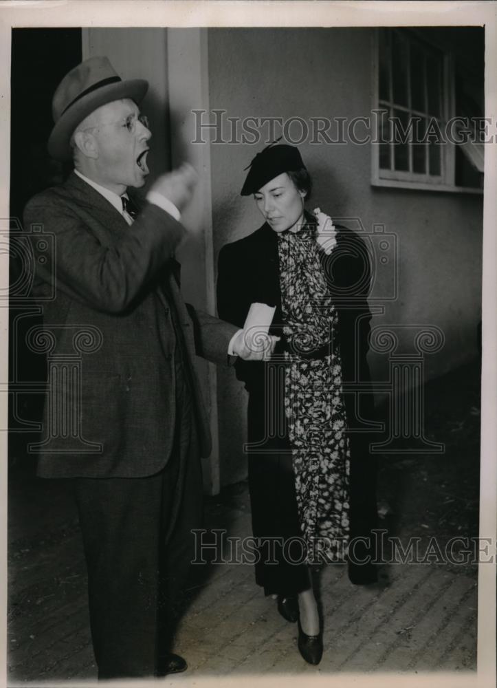 1936 Press Photo Mr&amp;Mrs Gov Alfred M Landon Eating Peanuts at Kansas State Fair - Historic Images