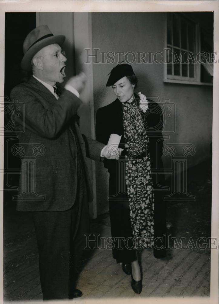 1936 Press Photo Mr&Mrs Gov Alfred M Landon Eating Peanuts at Kansas State Fair - Historic Images