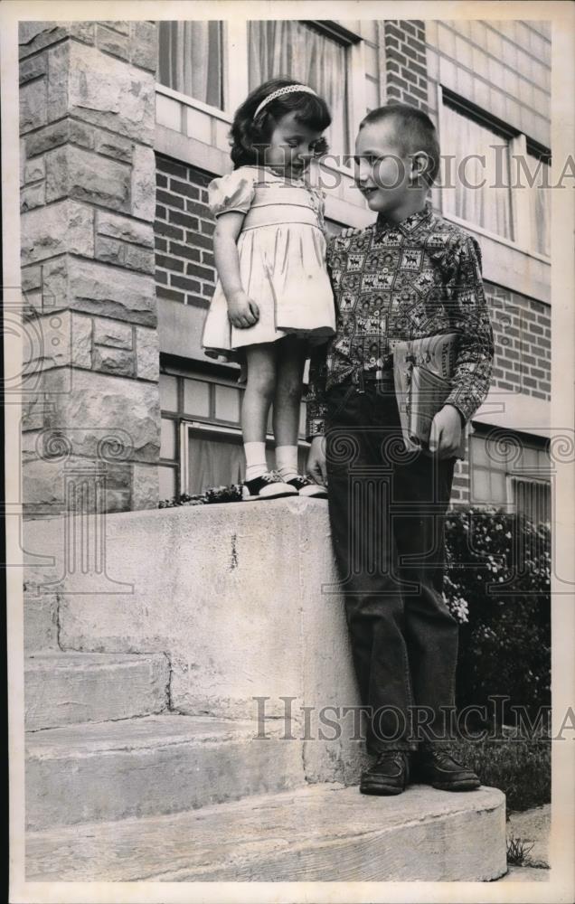 1961 Press Photo Theresa Flowers &amp; Mike Lause 1st Graders at St. Louis School - Historic Images