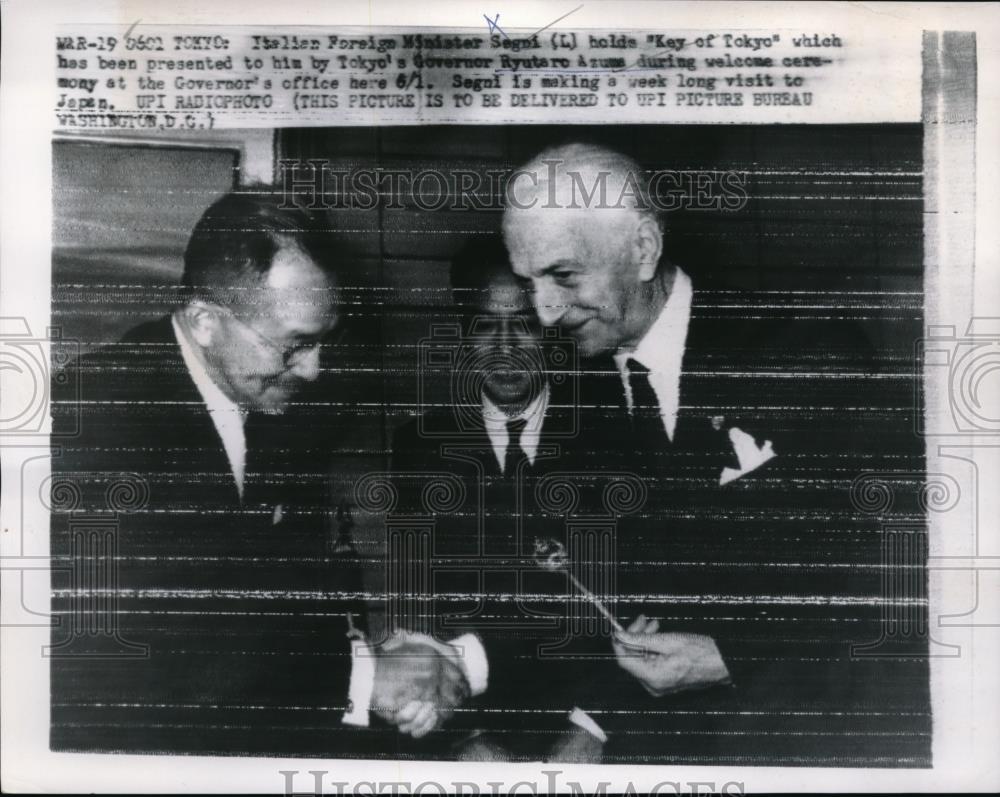 1961 Press Photo Foreign Minister Segni holds &quot;Key of Tokyo&quot; w/c has been - Historic Images