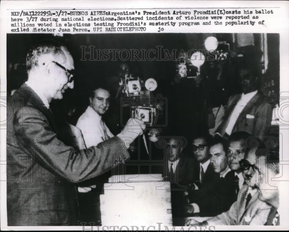 1960 Press Photo Argentine President Arturo Frondizi Cast Ballot During Election - Historic Images