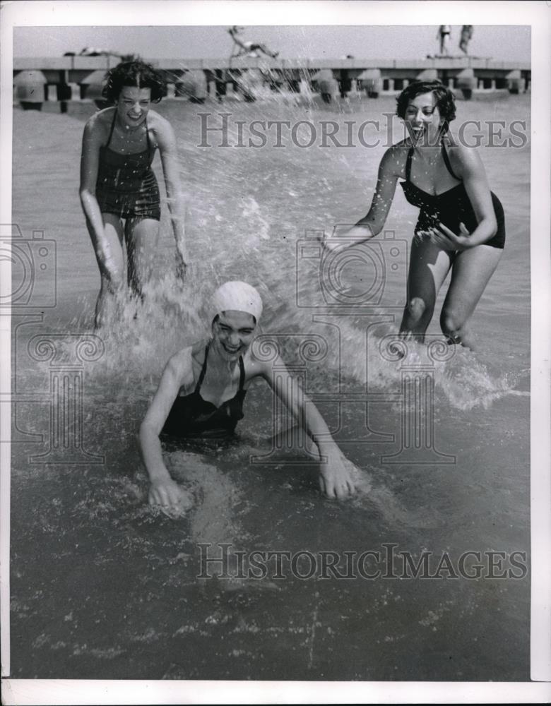 1954 Press Photo Members of Council of Churches at LAke Michigan Beach, - Historic Images