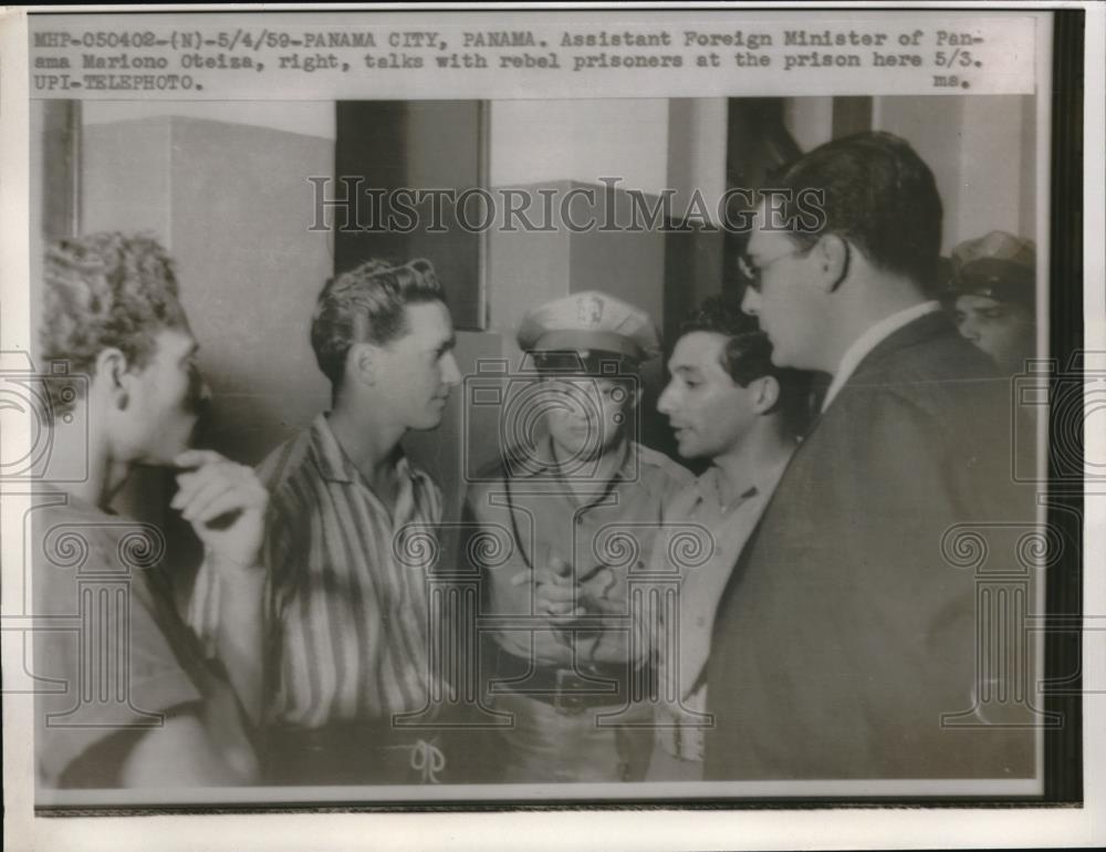 1959 Press Photo Assistant Foreign Minister Of Panama Moriono Otwisa &amp; Prisoners - Historic Images