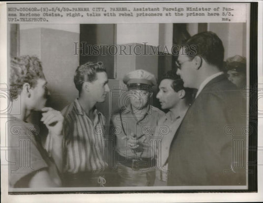 1959 Press Photo Assistant Foreign Minister Of Panama Moriono Otwisa & Prisoners - Historic Images