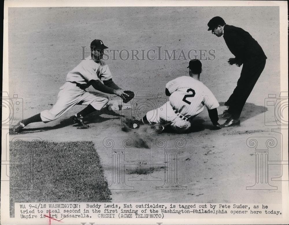 1949 Press Photo Nationals&#39; Buddy Lewis tagged out by Pet Suder of Philadelphia - Historic Images