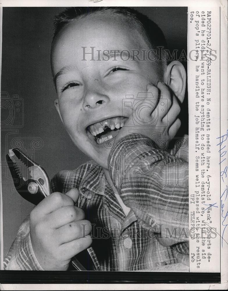 1959 Press Photo Hank Roberts Removed Tooth with Pliers - neb32879 - Historic Images