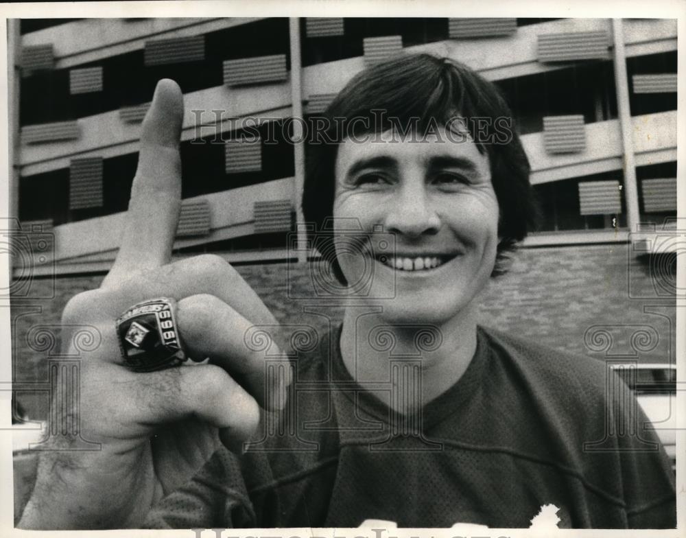 1973 Press Photo NY Mets Pitcher Jim McAndrew Shows Off 1969 World Series Ring - Historic Images