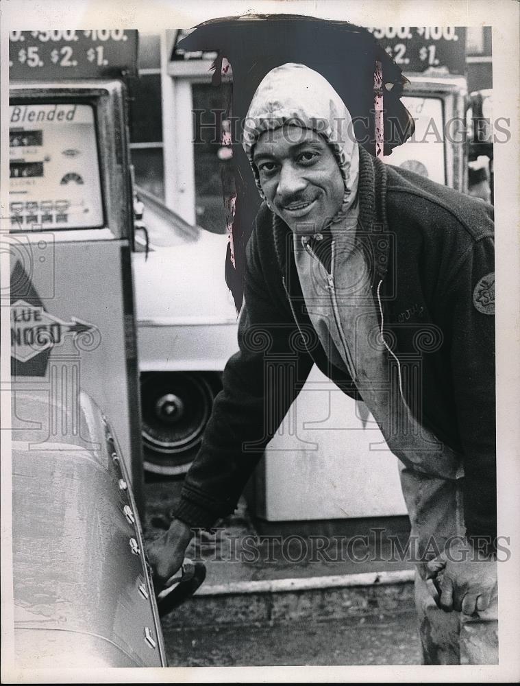 1966 Press Photo Hosen Hearn pumping gas at Sunoco station - neb32758 - Historic Images