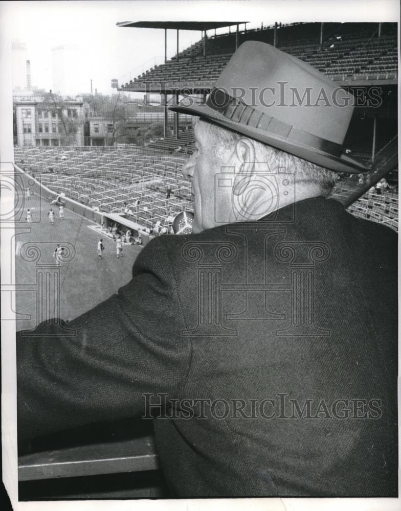 1960 Press Photo Chicago Cubs Manager Charlie Grimm in Wrigley field. - Historic Images