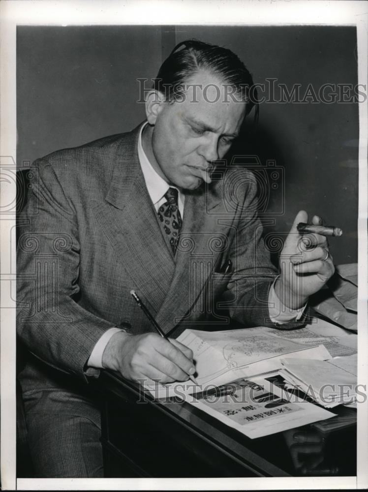 1942 Press Photo Rep. MartDies Examines Japanese Invasion Plans - Historic Images