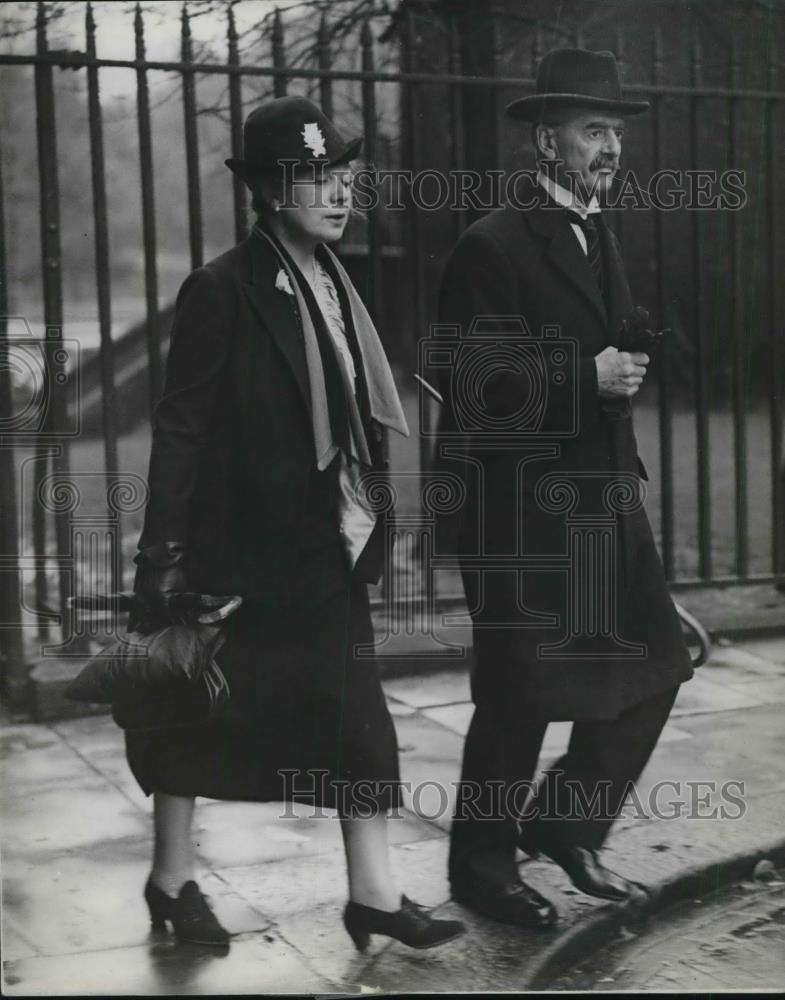 1938 Press Photo Neville Chamberlain, British Premier with Wife on Downing St. - Historic Images