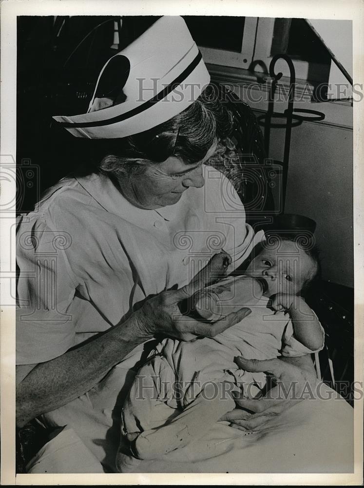 1942 Press Photo Abandoned 5-week old baby boy is fed by Minnie Desmond, nurse - Historic Images