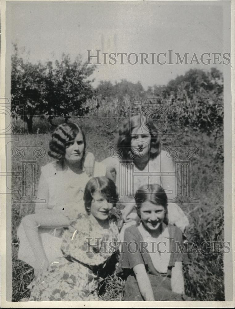 1932 Press Photo Mrs. John Lawson and Daughters, Marie, Eileen, and Bertha - Historic Images